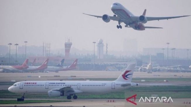 Detik-detik Pesawat Penumpang China Eastern Airlines Jatuh dan Terbakar di Hutan