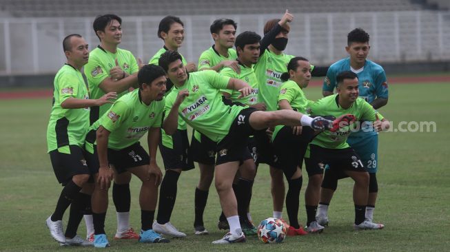 Para pemain Selebritis FC berfoto bersama sebelum bertanding di Stadion Madya, Kompleks Gelora Bung Karno, Jakarta, Senin (21/3/2022). [Suara.com/Angga Budhiyanto]