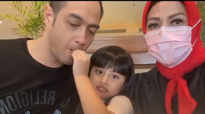 Ferry Irawan Peluk dan Kecup Putri Venna Melinda, Sukses Bikin Terharu: Akhirnya Vania Punya Papa