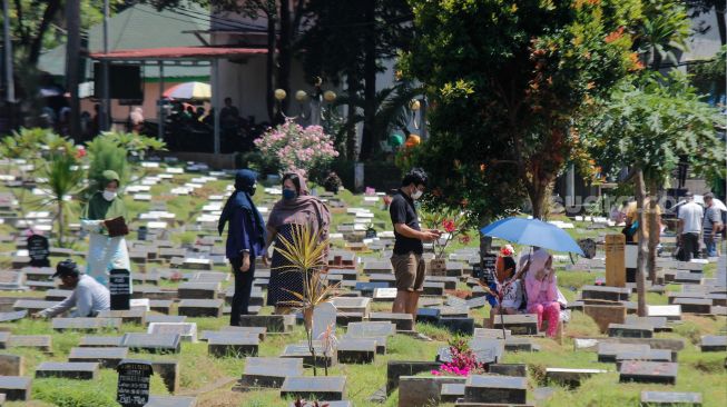 Warga melakukan ziarah kubur di TPU Menteng Pulo, Jakarta, Senin (5/3/2022). [Suara.com/Septian]