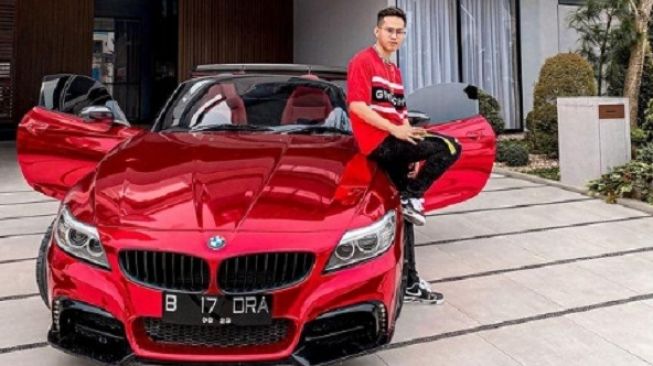 Indra Kenz pamer mobil BMW Z4. (Instagram @indrakenz)