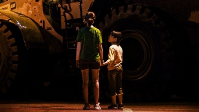 Ulasan The Girl on a Bulldozer, Film Kim Hye Yoon yang Rilis April 2022