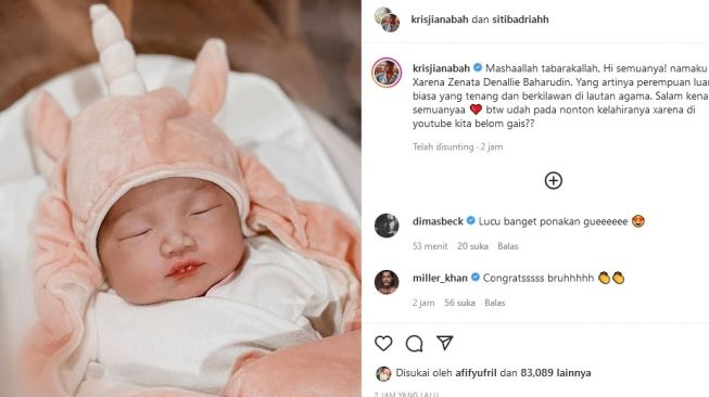 Siti Badriah dan Krisjiana Baharudin mengumumkan nama putrinya. [Instagram]