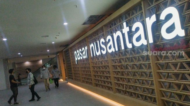 Warga mengunjungi kembali pusat perbelanjaan Sarinah di Jakarta Pusat, Senin (21/3/2022). [Suara.com/Alfian Winanto]