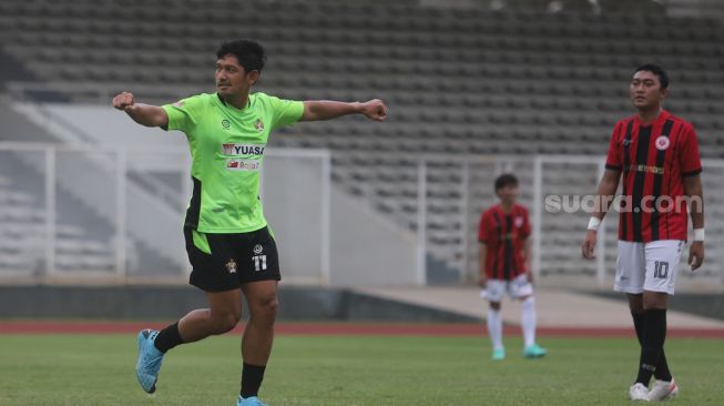 Aktor Ibnu Jamil melakukan selebrasi saat bermain sepakbola bersama Selebritis FC di Stadion Madya, Kompleks Gelora Bung Karno, Jakarta, Senin (21/3/2022). [Suara.com/Angga Budhiyanto]