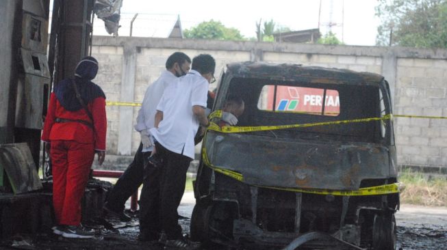 Tim unit Inafis Polresta Samarinda sedang melakukan pemeriksaan pada peristiwa kebakaran yang terjadi di SPBU Bantuas. (Istimewa)