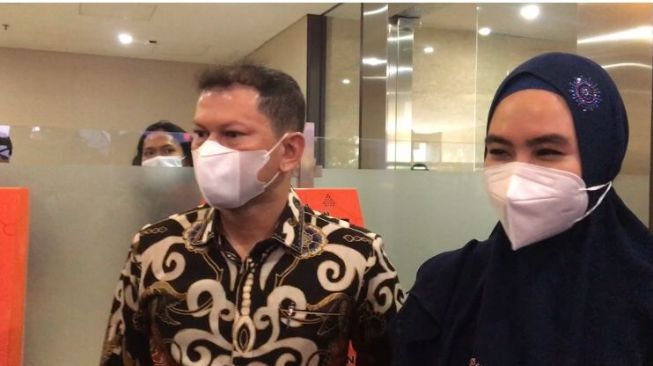 Kartika Putri didampingi kuasa hukum di Bareskrim Polri [Suara.com/Yuliani]