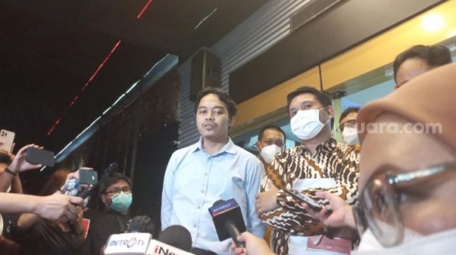 Nurkholis Hidayat (kiri), kuasa hukum Direktur Lokataru, Haris Azhar, usai mendampingi kliennya menjalani pemeriksaan perdana sebagai tersangka kasus dugaan pencemaran nama baik Luhut Binsar Pandjaitan di Polda Metro Jaya, Senin (21/3/2022) malam. [Suara.com/Yaumal Asri Adi Hutasuhut]