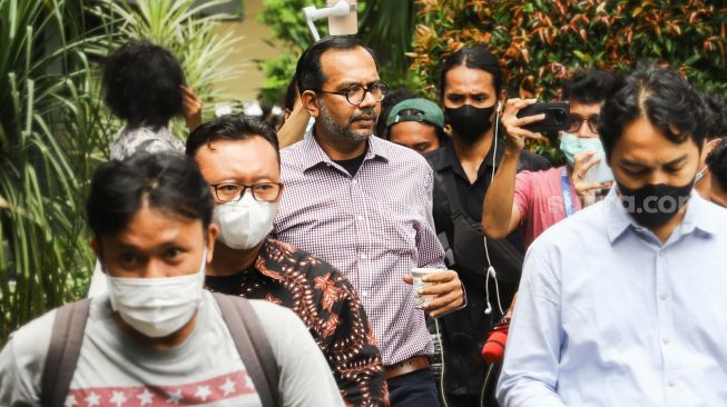 Direktur Eksekutif Lokataru, Haris Azhar (tengah) saat datang untuk menjalani pemeriksaan di Polda Metro Jaya, Jakarta Selatan, Senin, (21/3/2022). [Suara.com/Alfian Winanto]