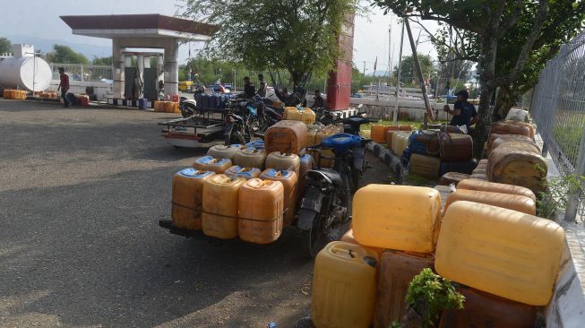 Nelayan antre untuk mendapatkan minyak solar bersubsidi di Stasiun Pengisian Bahan Bakar Nelayan (SPBN) Pelabuhan Lampulo, Banda Aceh, Aceh, Senin (21/3/2022). ANTARA FOTO/Ampelsa
