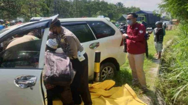 Minibus Tabrak Truk di Probolinggo, Sopir Tewas di TKP Diduga Saat Kecelakaan Kurang Konsentrasi