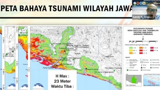 Pengamat Meterolologi dan Geofisika (PMG) Stasiun Geofisika Bandung Sandy Nur Eko menunjukkan peta ancaman tsunami Pantai Cipatujah, Tasikmalaya, saat webinar di Bandung, Jawa Barat, Senin (21/3/2022). [ANTARA/HO-BMKG]