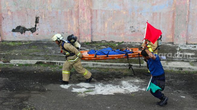 Peserta saat melakukan kompetisi pemadaman dan penyelamatan di Pusdiklat Penanggulangan Kebakaran dan Penyelamatan Provinsi DKI Jakarta, Jakarta, Senin (21/3/2022).  [Suara.com/Septian]