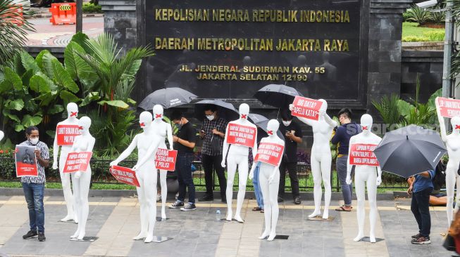 Sejumlah boneka manekin dipajang para aktivis saat melakukan aksi di depan Polda Metro Jaya, Jakarta Selatan, Senin (21/3/2022). [Suara.com/Alfian Winanro]