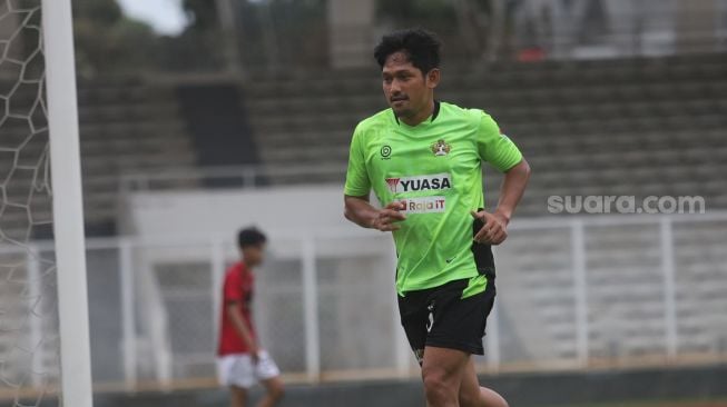 Aktor Ibnu Jamil bermain sepakbola bersama Selebritis FC di Stadion Madya, Kompleks Gelora Bung Karno, Jakarta, Senin (21/3/2022). [Suara.com/Angga Budhiyanto]