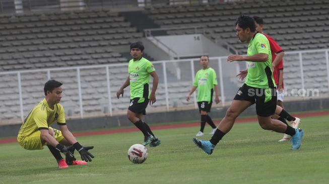 Aktor Ibnu Jamil berusaha mencetak gol saat bermain sepakbola bersama Selebritis FC di Stadion Madya, Kompleks Gelora Bung Karno, Jakarta, Senin (21/3/2022). [Suara.com/Angga Budhiyanto]