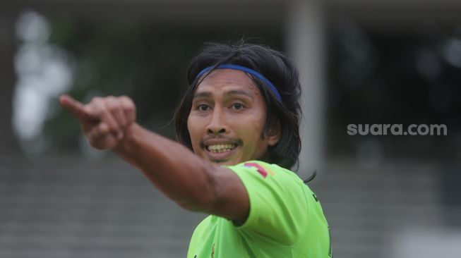 Pesepakbola Budi Sudarsono bermain sepakbola bersama Selebritis FC di Stadion Madya, Kompleks Gelora Bung Karno, Jakarta, Senin (21/3/2022). [Suara.com/Angga Budhiyanto]