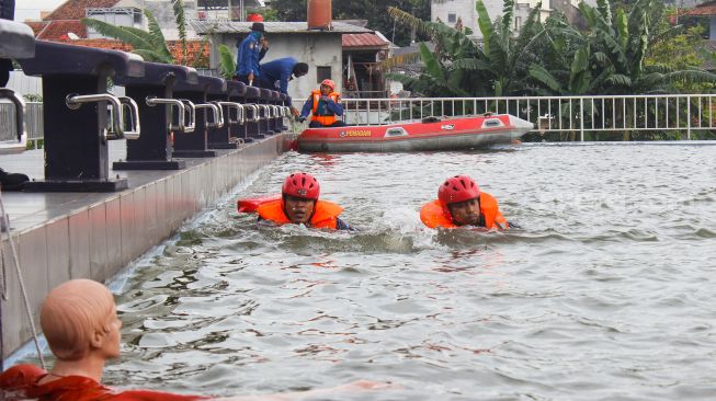 Peserta saat melakukan kompetisi pemadaman dan penyelamatan di Pusdiklat Penanggulangan Kebakaran dan Penyelamatan Provinsi DKI Jakarta, Jakarta, Senin (21/3/2022).  [Suara.com/Septian]