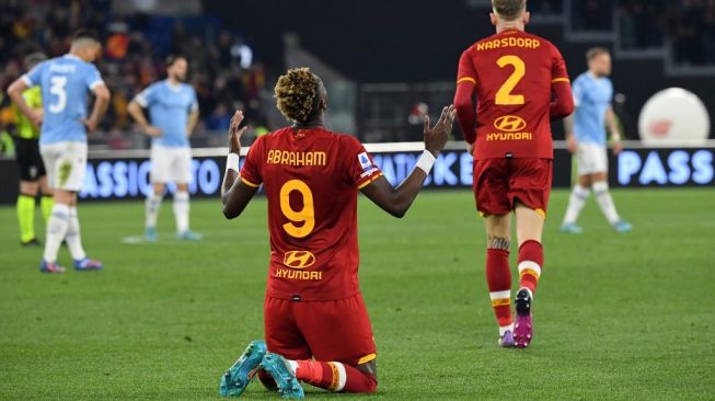 Striker AS Roma Tammy Abraham merayakan gol usai membobol gawang Lazio. (Foto: AFP)