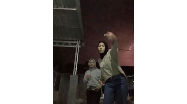 Lagi Asyik Bikin Konten TikTok Viral, Dua Cewek Kaget Petir Tiba-tiba Datang Menyambar