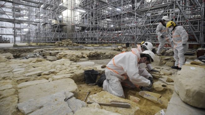 Peti mati abad ke-14 di Katedral Notre Dame, Paris berisi mumi pejabat tinggi. [Julien De Rosa/AFP]