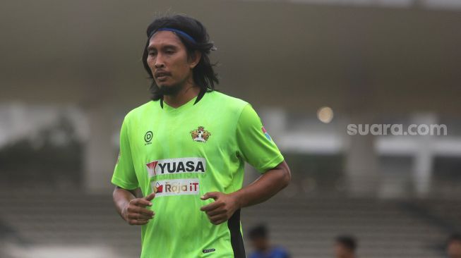 Pesepakbola Budi Sudarsono bermain sepakbola bersama Selebritis FC di Stadion Madya, Kompleks Gelora Bung Karno, Jakarta, Senin (21/3/2022). [Suara.com/Angga Budhiyanto]