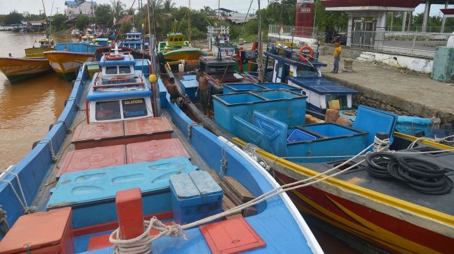 Sejumlah kapal nelayan antre untuk mendapatkan minyak solar bersubsidi di Stasiun Pengisian Bahan Bakar Nelayan (SPBN) Pelabuhan Lampulo, Banda Aceh, Aceh, Senin (21/3/2022).  ANTARA FOTO/Ampelsa
