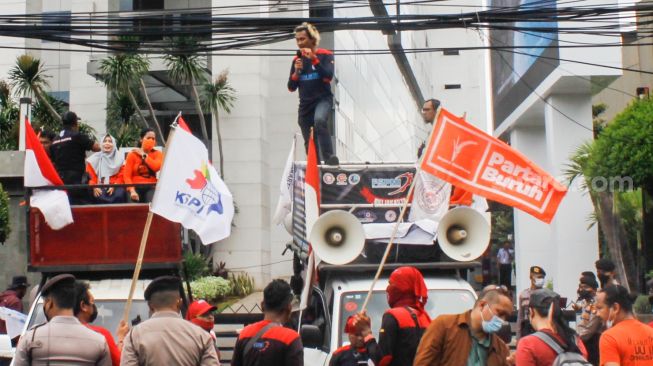 Massa dari Serikat Buruh dan Serikat Petani menggelar aksi unjuk rasa di depan kantor Kementerian Perdagangan, Gambir, Jakarta Pusat, Selasa (22/3/2022). [Suara.com/Alfian Winanto]