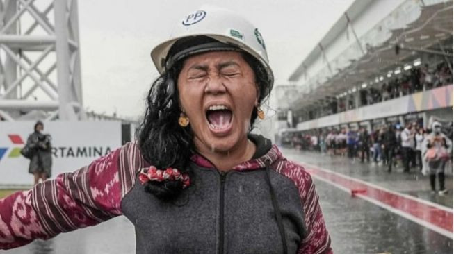 Rara Pawang Hujan melakukan do'a bersama anak yatim di Mesjid Gunung Pujut. (Instagram/@motogp)