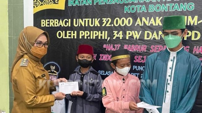 Wakil Wali Kota Bontang Najirah Salurkan Bantuan Uang Tunai ke Anak Yatim dan Tahfiz Al Quran, Semoga Berkah