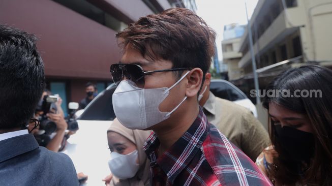 Aktor Rizky Billar tiba untuk menjalani pemeriksaan di Bareskrim Polri, Jakarta, Selasa (22/3/2022). [Suara.com/Angga Budhiyanto]