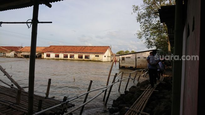 Puluhan Warga Tambaksari Demak Menetap di Kampung Apung Akibat Abrasi