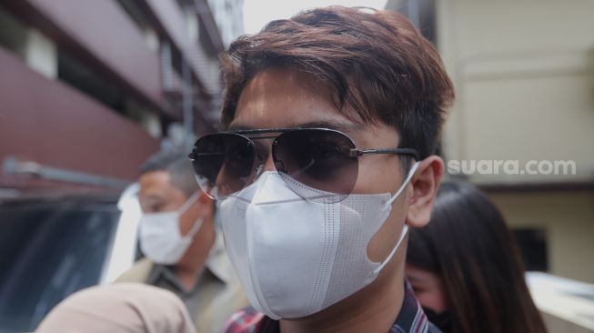 Aktor Rizky Billar tiba untuk menjalani pemeriksaan di Bareskrim Polri, Jakarta, Selasa (22/3/2022). [Suara.com/Angga Budhiyanto]