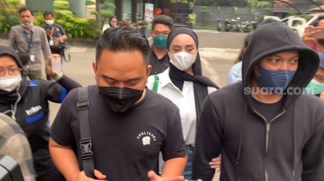 Dinan Nurfajrina, kembali mendatangi gedung Bareskrim Polri di Jalan Trunojoyo, Jaksel, Selasa (22/3).  [Suara.com/Yoga]