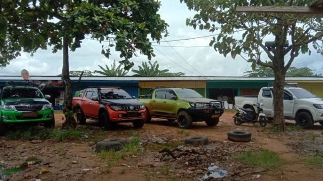 Taksi lintas kabupaten Merauke-Boven Digoel parkir menunggu penumpang di Terminal Hilux, Merauke, Papua, Senin 21 Maret 2022 [KabarPapua.co]