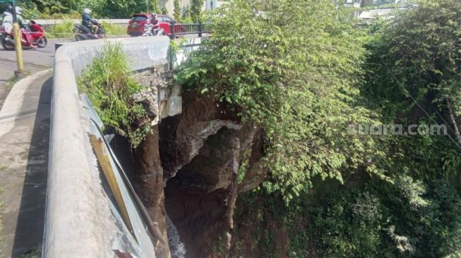 Pilar Jembatan Menuju Lembah Dieng Kota Malang Hancur Membahayakan Pengendara