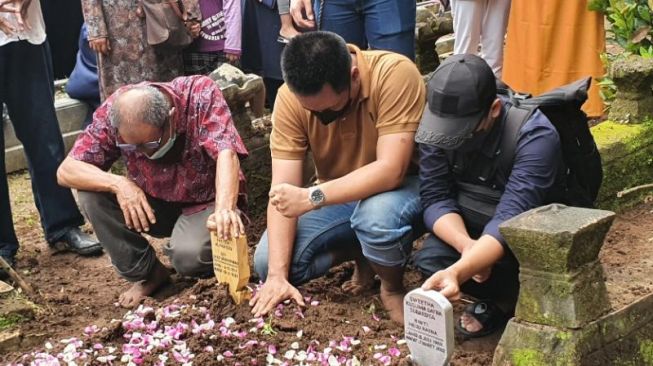 Diiringi Doa dan Isak Tangis Keluarga, Bidan Sweetha dan Anaknya Dimakamkan Satu Liang