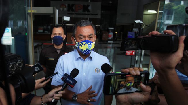 Ketua DPRD DKI Jakarta Prasetyo Edi Marsudi menjawab pertanyaan wartawan usai menjalani pemeriksaan di Gedung Merah Putih KPK, Jakarta, Selasa (22/3/2022).  ANTARA FOTO/Reno Esnir
