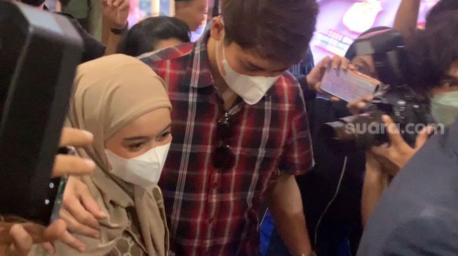 Rizky Billar dan Lesti Kejora tiba di Bareskrim Polri [Suara.com/Adiyoga Priyambodo]