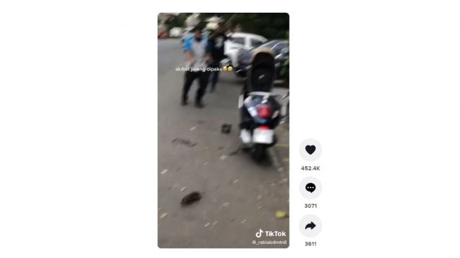 Motor jarang dikendarai, ditemukan hal tak terduga. [TikTok]