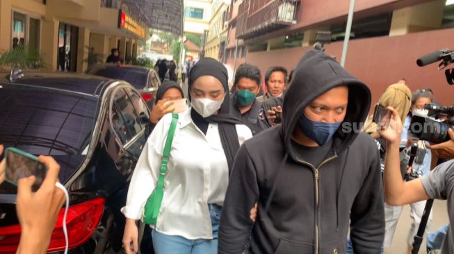 Dinan Nurfajrina, kembali mendatangi gedung Bareskrim Polri di Jalan Trunojoyo, Jaksel, Selasa (22/3).  [Suara.com/Yoga]