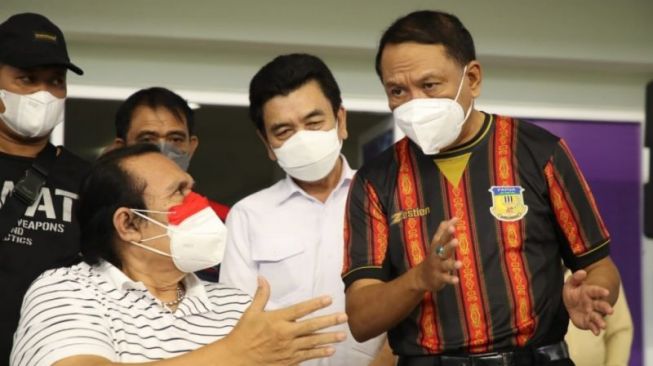 Ketua National Paralympic Committee (NPC) Indonesia, Senny Marbun (kiri) berbincang dengan Menpora Zainudin Amali. ANTARA/HO-Kemenpora