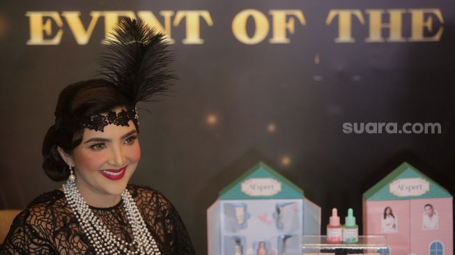 Penyanyi Ashanty memberikan keterangan pers saat Grand Launching Perfect Serum Duo AExpert di Sheraton Grand Jakarta Gandaria City Hotel, Jakarta, Selasa (22/3/2022). [Suara.com/Angga Budhiyanto]