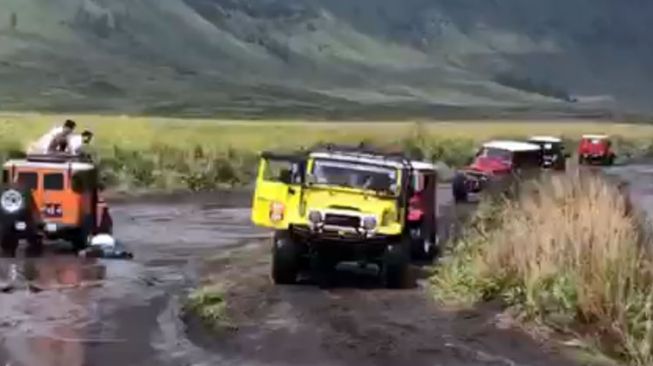 Insiden Wisatawan Terjatuh dari Jeep di Bromo