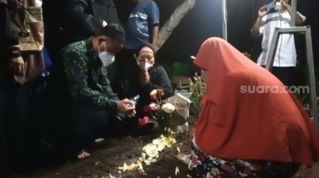 Tangis Keluarga Iringi Pemakaman AKBP Beni Mutahir di Malang