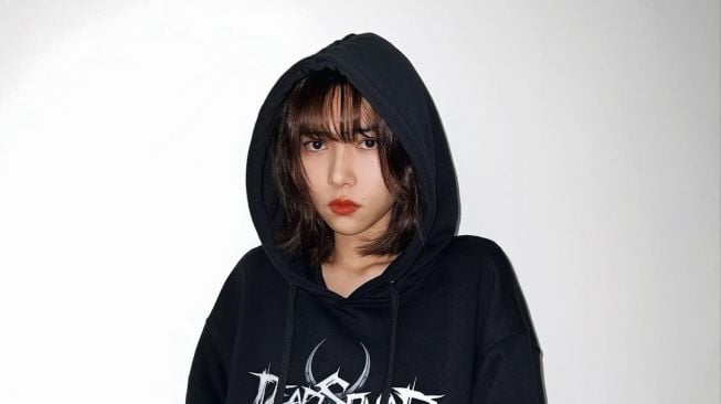 Gaya Isyana Sarasvati Mirip Idol K-Pop (Instagram/@isyanasarasvati)