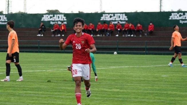  Penyerang Ricky Pratama merayakan gol ke gawang Alanyaspor pada laga persahabatan di Limak Football Complex, Antalya, Turki, Rabu (24/11/2021). Skuad berjuluk "Garuda Nusantara" yang disiapkan untuk Piala Dunia U-20 2023 itu memenangkan pertandingan itu dengan skor 4-0 (ANTARA/HO/PSSI)