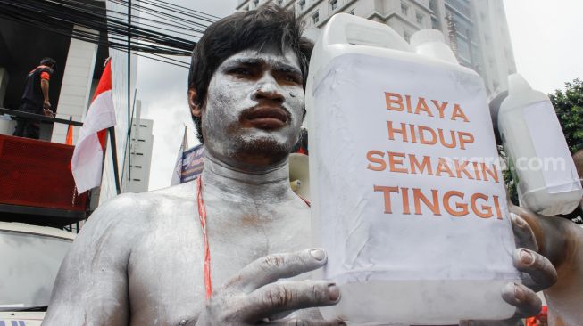 Massa dari Serikat Buruh dan Serikat Petani menggelar aksi unjuk rasa di depan kantor Kementerian Perdagangan, Gambir, Jakarta Pusat, Selasa (22/3/2022). [Suara.com/Alfian Winanto]