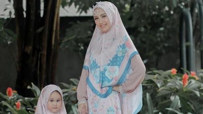 5 Potret Anak Pasha Ungu, Princess Kayla Mutiara Si Imut Berambut Keriting