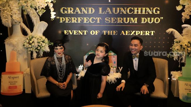 Penyanyi Ashanty (kiri) didampingi anaknya Arsy Hermansyah (tengah) bersiap memberikan keterangan pers saat Grand Launching Perfect Serum Duo AExpert di Sheraton Grand Jakarta Gandaria City Hotel, Jakarta, Selasa (22/3/2022). [Suara.com/Angga Budhiyanto]